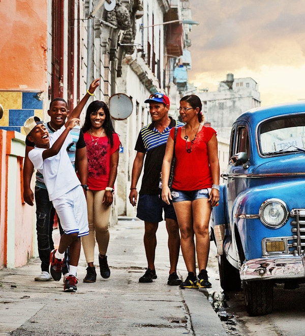 Mennesker på gaten i Havanna, Cuba.