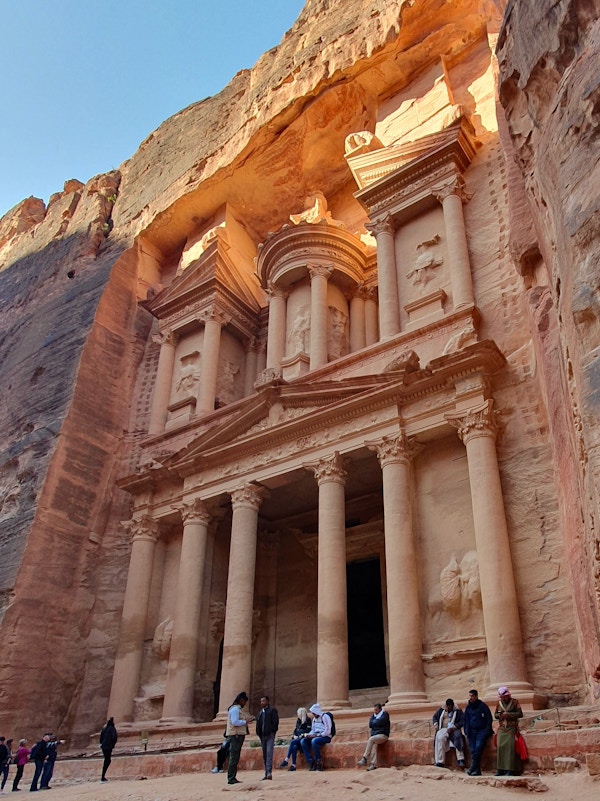 Morgensol over the Treasury Petra