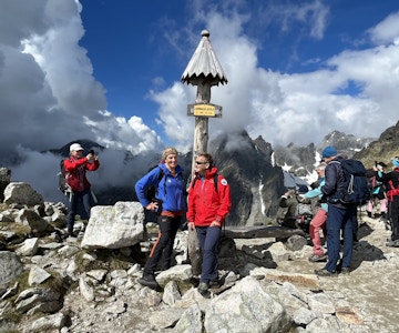 Gruppe tar bilder på fjelltopp.