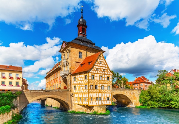 Vakker sommerutsikt over gamlebyens arkitektur med rådhusbygningen i Bamberg, Tyskland. Se også: