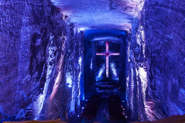 Interiøret i Catedral de Sal, eller Saltkatedralen i Zipaquirá, ligger omtrent 49 kilometer nord for hovedstaden Bogota, i en høyde på 2652 meter over havet på Andes, i området Cundinamarca, Colombia, Sør Amerika. Den nye katedralen, som ligger flere hundre meter under jordoverflaten, i en gammel Halit-saltgruve, er bygget rundt 200 fot under den eldre. Den ble ferdigstilt i 1995. Med lys fra LED-lamper som kontinuerlig bytter farge, er kirken et populært turist- og pilegrimsmål. Korset bak hovedalteret sies å være det største 'innendørs' korset i verden. Gruvene har blitt utgravet fra pre-colombianske tider av Muisca-folkene fra det 5. århundre f.Kr.