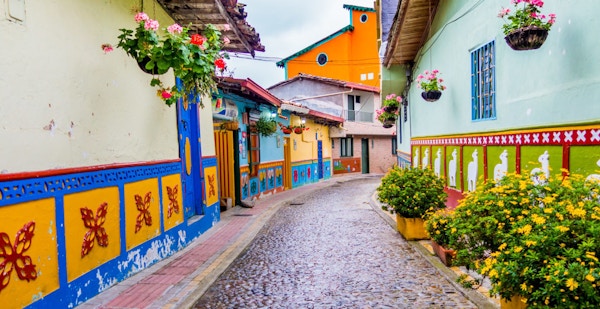 Vakre og fargerik gate i Guatape sentrum, kjent som byen Zocalos, med vakkert utskårne og dekorerte 3d-motiver. Colombia