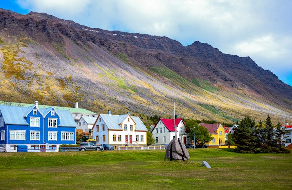 Isafjordur, Island, husene i tradisjonell stil med utsikt over Tungata-torget