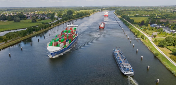 Skipstrafikk på Kiel-kanalen eller Nord-Ostsee-Kanal nær Rendsburg, Schleswig-Holstein, Tyskland. Kiel-kanalen går langs Eider-elven, der begge vannmassene er delvis adskilt av en vei.