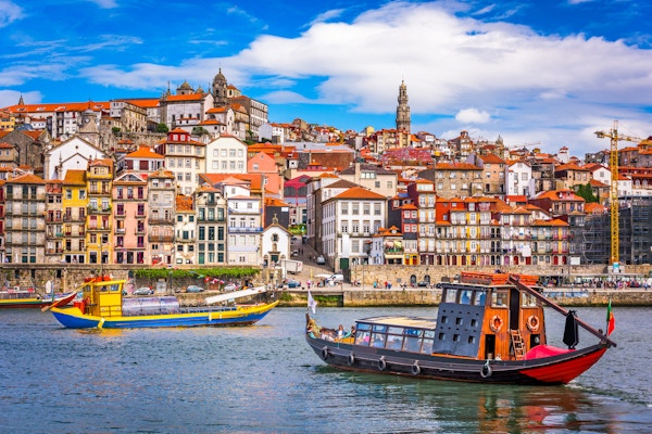 Porto, Portugals gamle bysilhuett fra over Douro-elven.