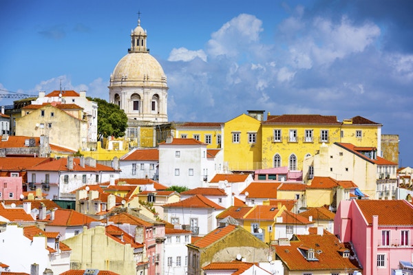 Lisboa, Portugal skyline ved Alfama, det eldste distriktet i byen med National Pantheon.