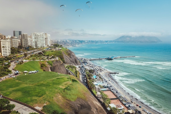 Storbyen Lima ved Stillehavet.