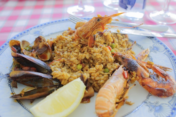Typisk spansk sjømatpaella, servert på en restaurant på Costa Brava