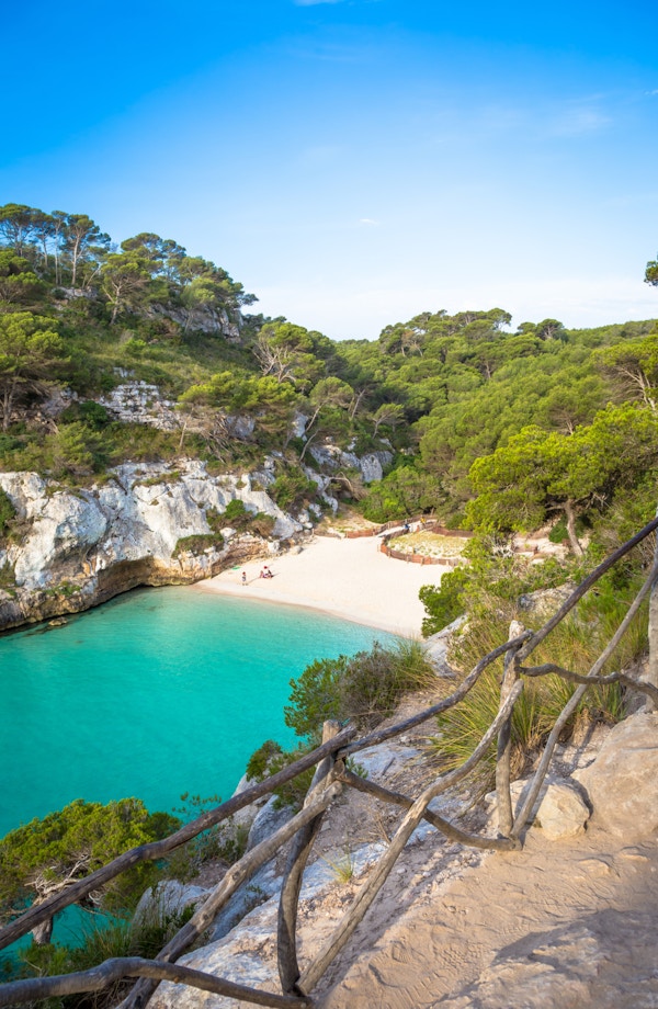 MENORCA, SPANIA - 29. juni 2018: Den vakreste stranden i Menorca i løpet av de første timene av dagen (07:00), sommersesongen