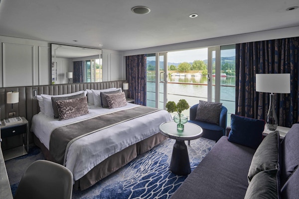 Penthouse suite ombord på Riverside Mozart  med balkong og utsikt over elvelandskapet