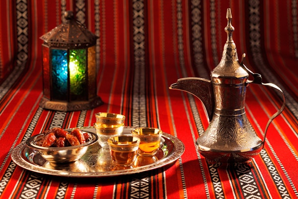 Ikonisk Abrian-stoff er prydet med symboler for Arabia, spesielt arabisk te og dadler, de symboliserer arabisk gjestfrihet.