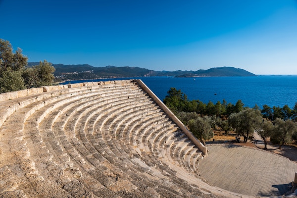 The Theatre of Antiphellos i Kas, Antalya. Landskapsutsikt over kjent arkitektonisk landemerke i den populære feriebyen Kas, Tyrkia