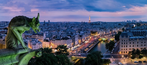 Gargoyle landemerkebygning med utsikt over Paris