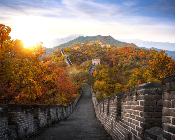 Kinesisk mur om høsten og solnedgang, fjell og landemerke veldig kjent for reise i nærheten av Beijing by, veggen stor på verden, Kina, Asia