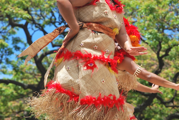 Kvinner som danser i lokal Fiji drakt