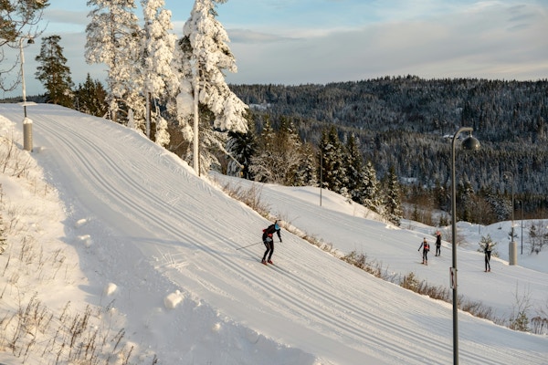 Mennesker går på ski i flotte løyper i Nordmarka