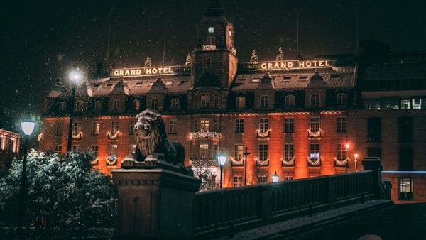 Grand Hotel på kvelden i snevær