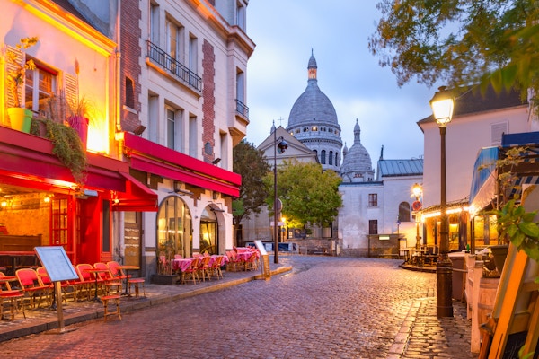 Place du Tertre med kafébord og Sacre-Coeur om morgenen, kvartal Montmartre i Paris, Frankrike