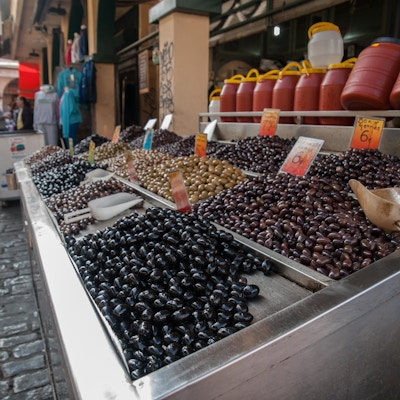 Forskjellige oliven på et utendørs marked. Foto.