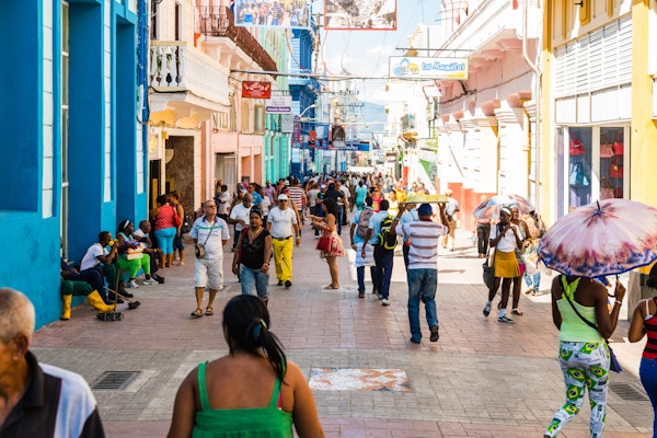Folk som går langs hovedgågata Francisco Vicente Aguilera, Santiago de Cuba, Cuba, Latin-Amerika.