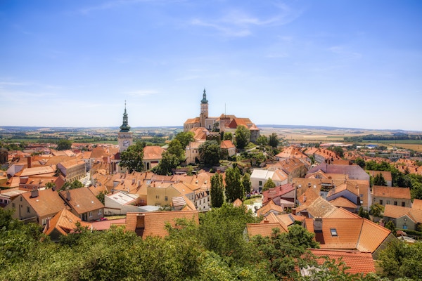 Utsikt over byen Mikulov i Tsjekkia