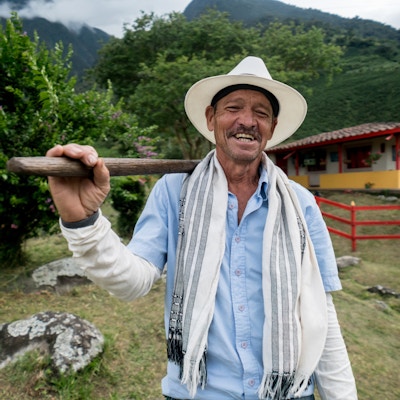 Latinamerikansk mann som jobber på en gård i Colombia