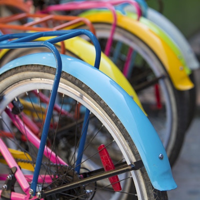 Ulike fargede sykler som står på rad i det historiske sentrum av Guatape, Colombia.