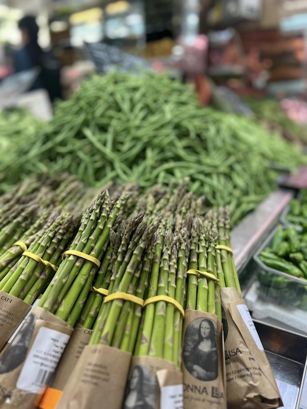Flere bunter asparges på et marked