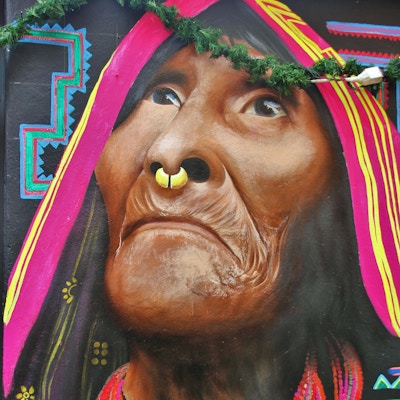 Grafitti bilde av en fargerik person i Bogota