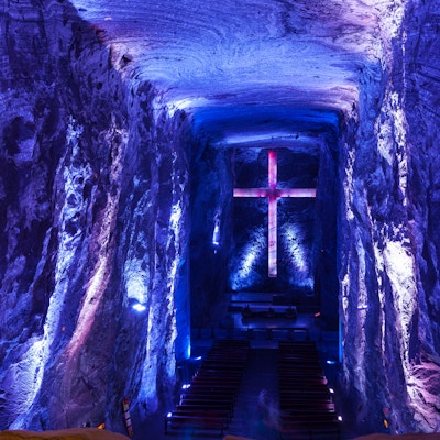 Interiøret i Catedral de Sal, eller Saltkatedralen i Zipaquirá, ligger omtrent 49 kilometer nord for hovedstaden Bogota, i en høyde på 2652 meter over havet på Andes, i området Cundinamarca, Colombia, Sør Amerika. Den nye katedralen, som ligger flere hundre meter under jordoverflaten, i en gammel Halit-saltgruve, er bygget rundt 200 fot under den eldre. Den ble ferdigstilt i 1995. Med lys fra LED-lamper som kontinuerlig bytter farge, er kirken et populært turist- og pilegrimsmål. Korset bak hovedalteret sies å være det største 'innendørs' korset i verden. Gruvene har blitt utgravet fra pre-colombianske tider av Muisca-folkene fra det 5. århundre f.Kr.