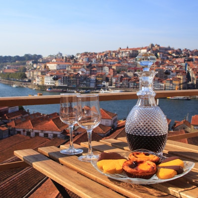 Bord med en fantastisk utsikt over elven i Porto, Portugal.