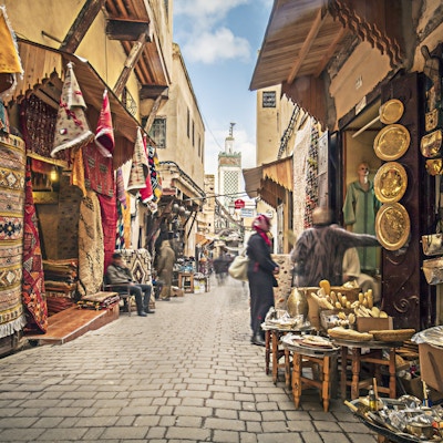 Butikker i gatene i Fez, Marokko.