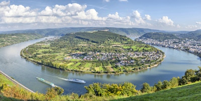 Pittoresk sving av elven Rhinen nær byene Filsen og Boppard, Tyskland, Rheinland-Pfalz