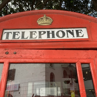 Nærbilde av britisk, rød telefonkiosk.