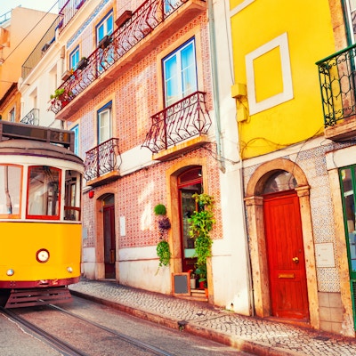 Gul vintage trikk på gaten i Lisboa, Portugal. Berømt reisemål