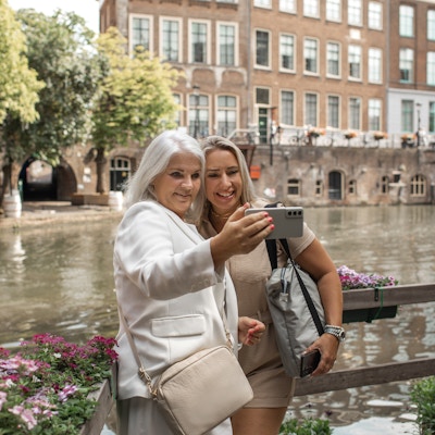 To vakre kvinnelige turister i Utrecht