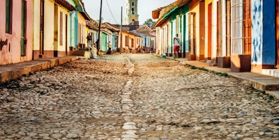 en rekke fargerike hus i Trinidad, Cuba
