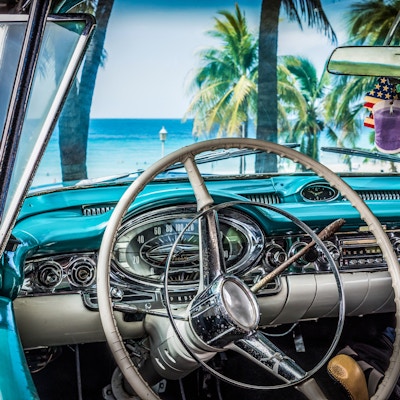 Interiørutsikt fra en blå veteranbil på stranden i Varardero Cuba - Serie Cuba Reportage