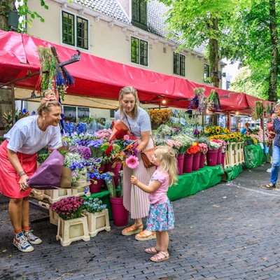 Blomstermarked med mennesker og vakre farger
