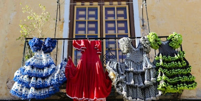 Tradisjonelle flamencokjoler henger til tørk på en balkong i Málaga i Spania.