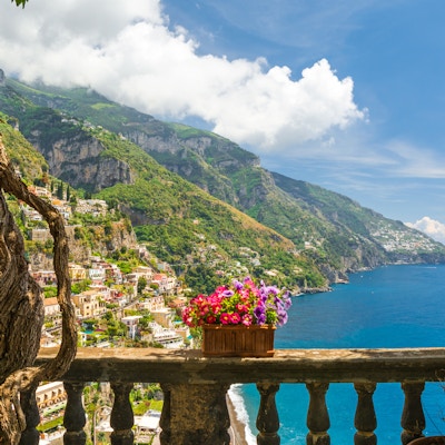 vakker utsikt over byen Positano fra antikk terrasse med blomster, Amalfikysten, Italia. balkong med blomster