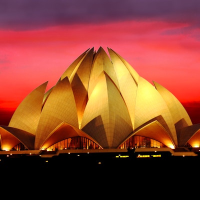 Nattutsikt over Lotus Temple med dramatiske skyer i skumringen i New Delhi, India