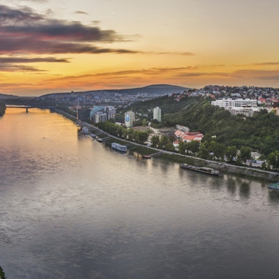 Bratislava slott på høyre bredd av Donau-elven ved solnedgang