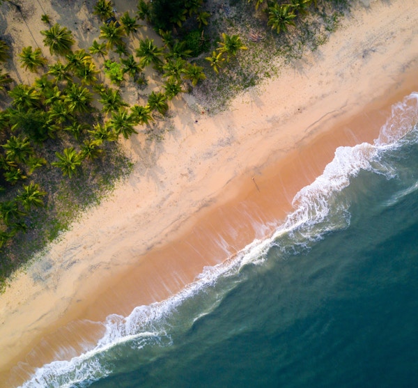 Stranden sett fra luften på Marari Beach