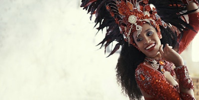 Beskjæret skudd av en vakker samba-danser iført hodeplagg