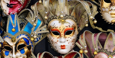 Klassiske og elegante venetianske masker på utstilling utenfor butikk.