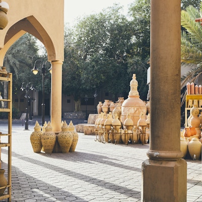 Keramikk til salgs på tradisjonell souk. Gate i byen Nizwa, Sultanatet i Oman.