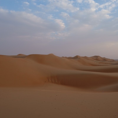 Sanddyner i ørken.