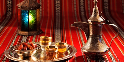 Ikonisk Abrian-stoff er prydet med symboler for Arabia, spesielt arabisk te og dadler, de symboliserer arabisk gjestfrihet.