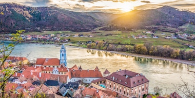 Panoramautsikt over den vakre Wachau-dalen med den historiske byen Dürnstein. Dürnstein og den berømte Donau-elven i vakkert gyllent kveldslys ved solnedgang, Nedre Østerrike-regionen, Østerrike